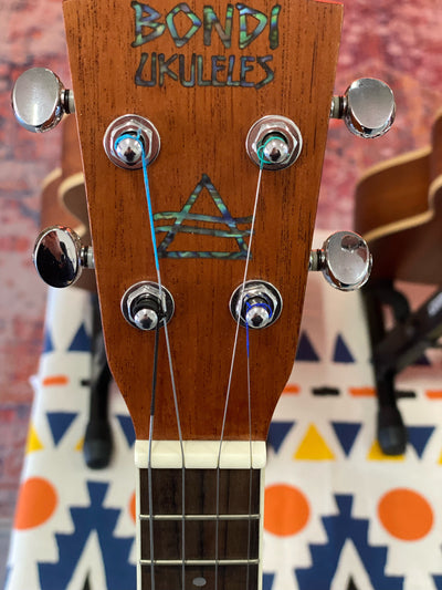 Bondi Resonator Strings